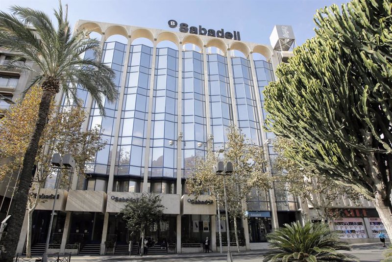 Fitch no cambia la calificación de Sabadell: la mantiene en BBB- con perspectiva estable