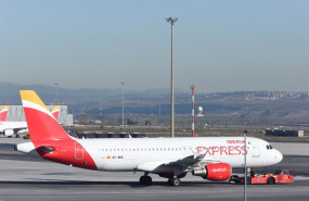 ep archivo   un avion aparcado en la pista del aeropuerto adolfo suarez madrid barajas a 8 de enero