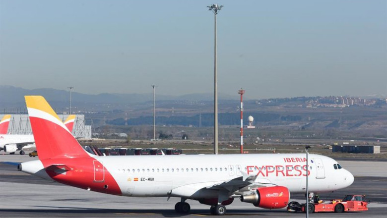 Archivo - Un avión aparcado en la pista del aeropuerto Adolfo Suárez Madrid-Barajas, a 8 de enero de 2024, en Madrid (España). | Gustavo Valiente - Europa Press - Archivo ep archivo un avion aparcado en la pista del aeropuerto adolfo suarez madrid barajas a 8 de enero