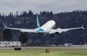 ep archivo   un avion despega en un aeropuerto