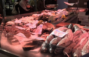 ep archivo un puesto de pescados en un mercado con clientes ep archivo un puesto de pescados en un mercado con clientes