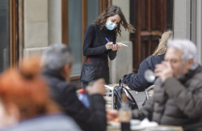 ep archivo   una camarera atiende a varios clientes en una terraza el primer dia de la apertura de