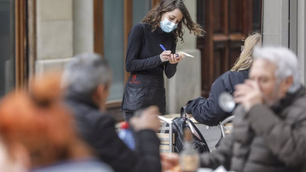 ep archivo   una camarera atiende a varios clientes en una terraza el primer dia de la apertura de