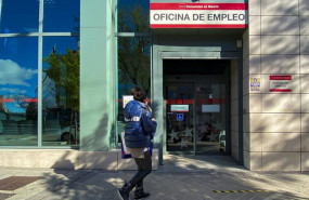 ep archivo   una joven a la entrada de una oficina de empleo