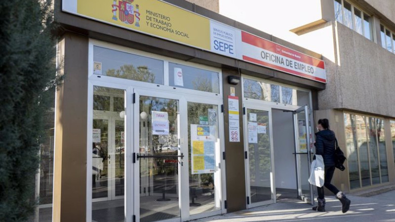 ep archivo una mujer joven entrando en una oficina de empleo ep archivo una mujer joven entrando en una oficina de empleo