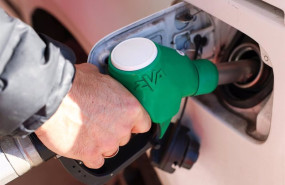 ep archivo   una persona reposta en una gasolinera a 26 de diciembre de 2024 en madrid espana