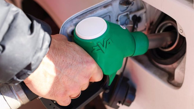 ep archivo   una persona reposta en una gasolinera a 26 de diciembre de 2024 en madrid espana