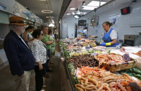 ep archivo   varias personas comprando alimentos en un mercado