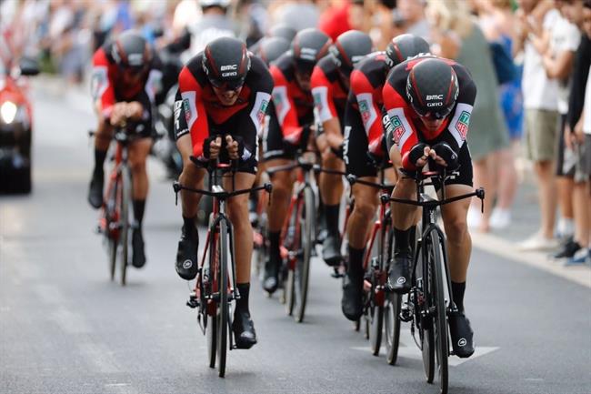 El BMC se lleva la crono por equipos y viste a Rohan Dennis como primer líder | WWW.LAVUELTA.COM ep bmcllevacronoequiposvisterohan dennisprimer lider