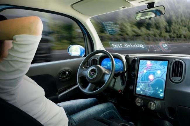 Conductor a bordo de un coche autónomo | ESPAÑOLES ANTE LA NUEVA MOVILIDAD ep conductorbordoun coche autonomo