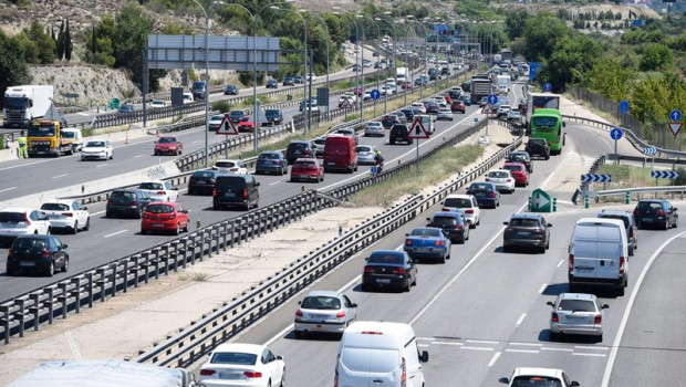 ep decenas de vehiculos en la autovia a 3 en la operacion salida de la segunda quincena de julio a