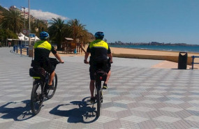ep dos agentes en bicicleta en el postiguet