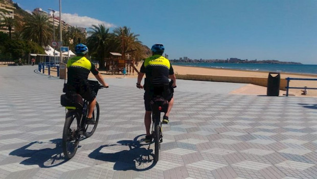 ep dos agentes en bicicleta en el postiguet