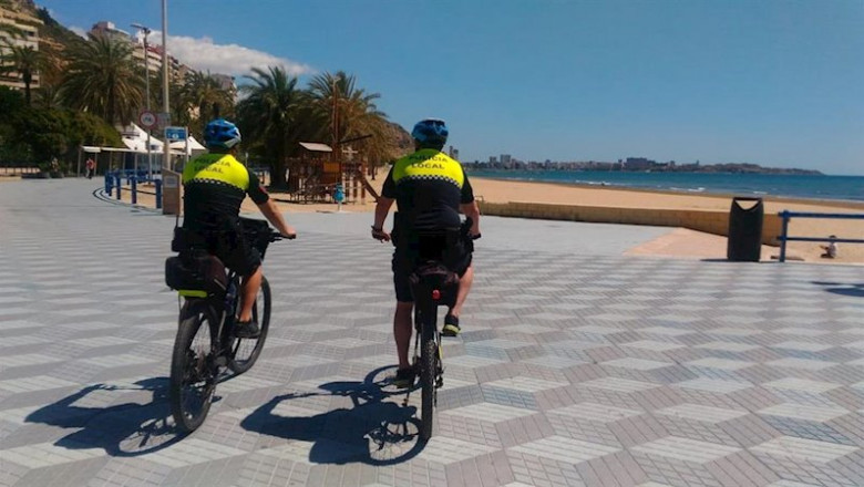 ep dos agentes en bicicleta en el postiguet ep dos agentes en bicicleta en el postiguet