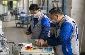 ep dos trabajadores en una fabrica en shanghai china