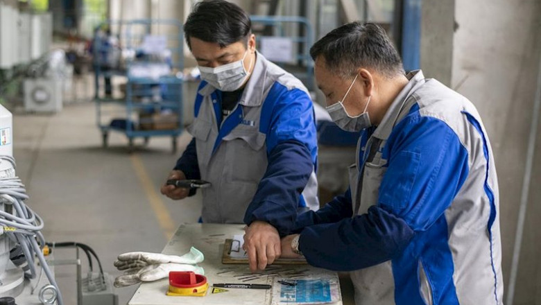 ep dos trabajadores en una fabrica en shanghai china ep dos trabajadores en una fabrica en shanghai china