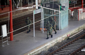 ep efectivos del ejercito totalmente protegidos limpian un anden durante las tareas de desinfeccion
