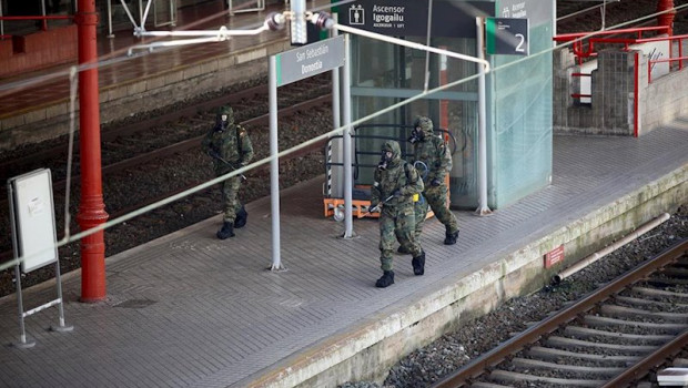 ep efectivos del ejercito totalmente protegidos limpian un anden durante las tareas de desinfeccion