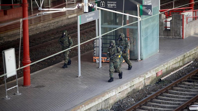 Efectivos del Ejército, totalmente protegidos, limpian un andén durante las tareas de desinfección de la estación de Renfe de San Sebastián para evitar la propagación del coronavirus | Nagore Iraola - Europa Press ep efectivos del ejercito totalmente protegidos limpian un anden durante las tareas de desinfeccion