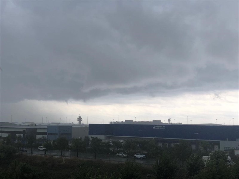 ep el aeropuerto de barcelona durante una lluvia