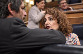 ep el ministro de cultura ernest urtasun i conversa con la vicepresidenta primera y ministra de