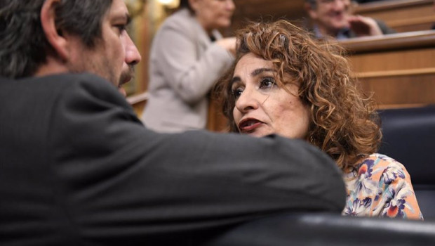 ep el ministro de cultura ernest urtasun i conversa con la vicepresidenta primera y ministra de