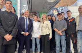 ep el ministro jordi hereu y la alcaldesa de sant feliu de llobregat barcelona lourdes borrell junto