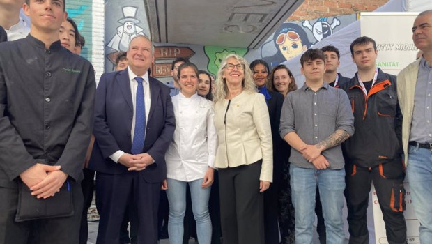 ep el ministro jordi hereu y la alcaldesa de sant feliu de llobregat barcelona lourdes borrell junto