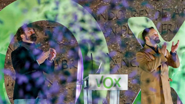 El portavoz de Vox en el Congreso de los Diputados, Iván Espinosa de los Monteros (i) y el presidente y candidato a la Presidencia del Gobierno por VOX, Santiago Abascal (d) con confeti de color verde, en un mitin de fin de campaña del partido, en la Plaz | Ricardo Rubio - Europa Press ep el portavoz de vox en el congreso de los diputados ivan espinosa de los monteros i y el