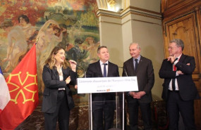 ep el presidente de castilla la mancha emiliano garcia page recibe la medalla que hace oficial su ep el presidente de castilla la mancha emiliano garcia page recibe la medalla que hace oficial su