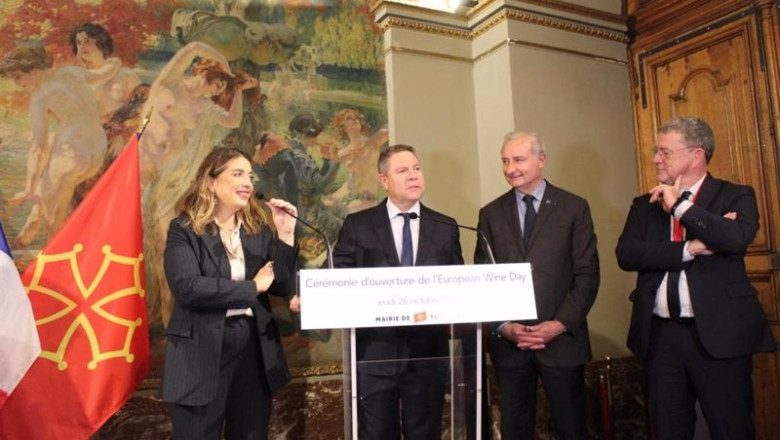 ep el presidente de castilla la mancha emiliano garcia page recibe la medalla que hace oficial su ep el presidente de castilla la mancha emiliano garcia page recibe la medalla que hace oficial su