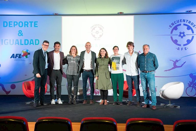 ep el presidente de la afe david aganzo con los ponentes en los ii encuentros afe en la urjc