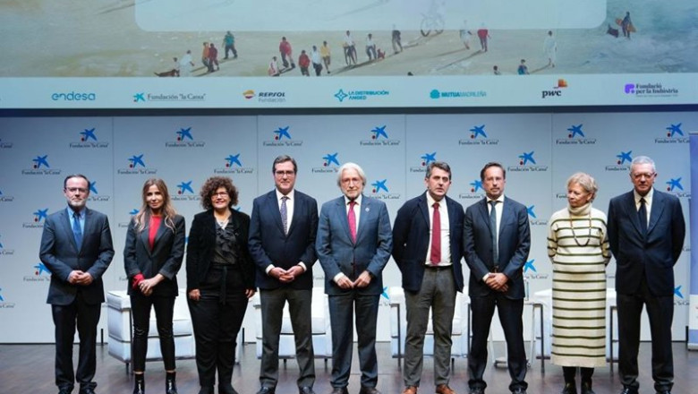 El presidente de la CEOE, Antonio Garamendi, (cuarto desde la izquierda) y el de El presidente de SBEES y de Foment del Treball, Josep Sánchez Llibre (quinto desde la izquierda), en la presentación del informe 'España de los 50 millones'. En Madrid. | SBEES ep el presidente de la ceoe antonio garamendi cuarto desde la izquierda y el de el presidente de