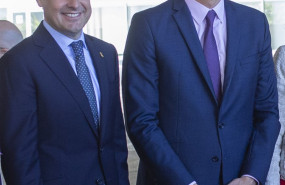 ep el presidente del gobierno pedro sanchez d junto al presidente de la junta juanma moreno i en la