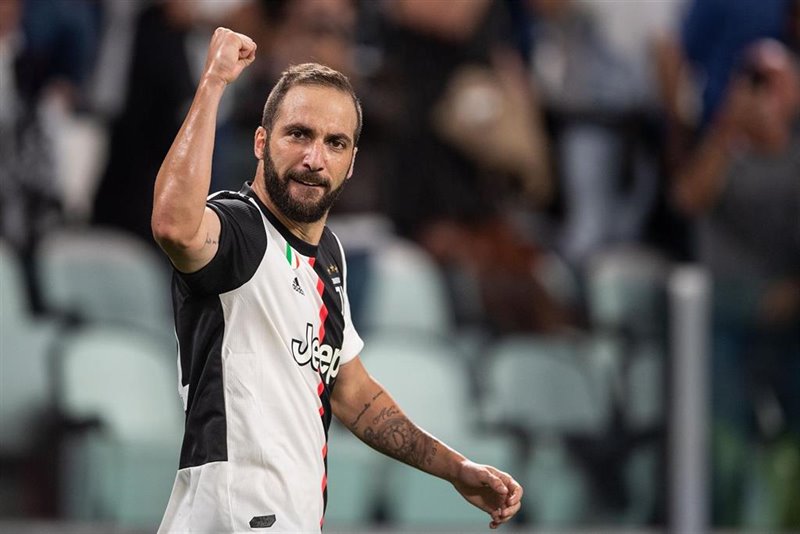 ep gonzalo higuaiin celebra un gol con la juventus