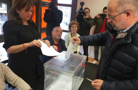 ep igea deposita su voto en la urna