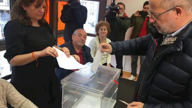 ep igea deposita su voto en la urna