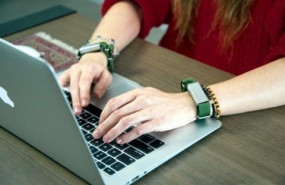 ep imagen de recurso del brazalete immotouch para medir las veces que una persona se lleva las manos