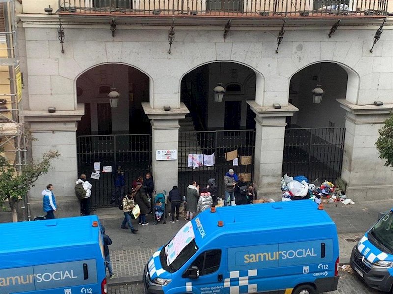 ep imagen de varias personas frente a la sede del samur social en madrid ep imagen de varias personas frente a la sede del samur social en madrid