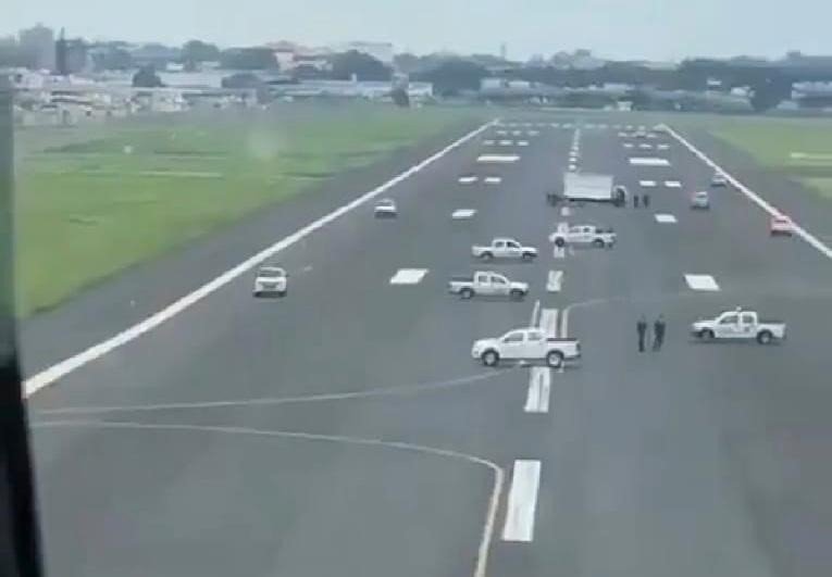 Imagen del bloqueo de la pista de aterrizaje del aeropuerto de Guayaquil | FISCALÍA GENERAL DE ECUADOR ep imagen del bloqueo de la pista de aterrizaje del aeropuerto de guayaquil