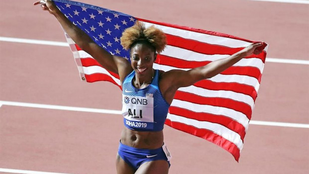 ep la atleta estadounidense nia ali celebra su victoria en los 100 mv de los mundiales de doha de