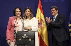 ep la exministra de trabajo magdalena valerio izq posa junto a la nueva ministra de trabajo yolanda