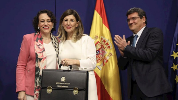 ep la exministra de trabajo magdalena valerio izq posa junto a la nueva ministra de trabajo yolanda