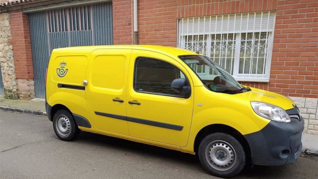 ep la oficina de correos en monreal del campo teruel incorpora una furgoneta para el reparto de