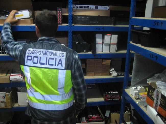 La Policía desmentala un distribuidor ilegal de TV | POLICÍA NACIONAL ep la policia desmentaladistribuidor ilegaltv