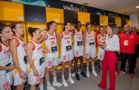ep la reina letizia con la seleccion espanola de baloncesto