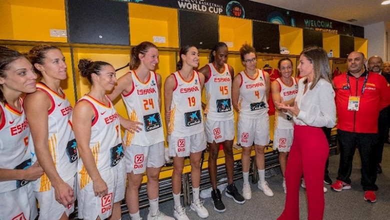 La Reina Letizia con la selección española de baloncesto | FEB ep la reina letizia con la seleccion espanola de baloncesto