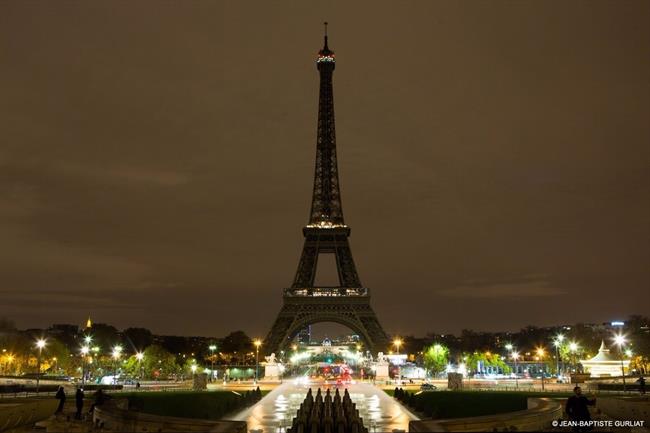 La Torre Eiffel de París, apagada por el atentado de Barcelona | JEAN-BAPTISTE GURLIAT ep la torre eiffelparis apagadaatentadobarcelona
