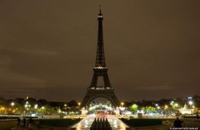 ep la torre eiffelparis apagadaatentadobarcelona