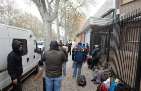 ep personas sin hogar esperan entrar al pabellon deportivo de tenerias en zaragoza aragon espana a